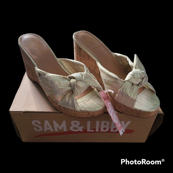 SAM & LIBBY Women's Size 8 Gold Leaf Wedges - Picture 1 of 12